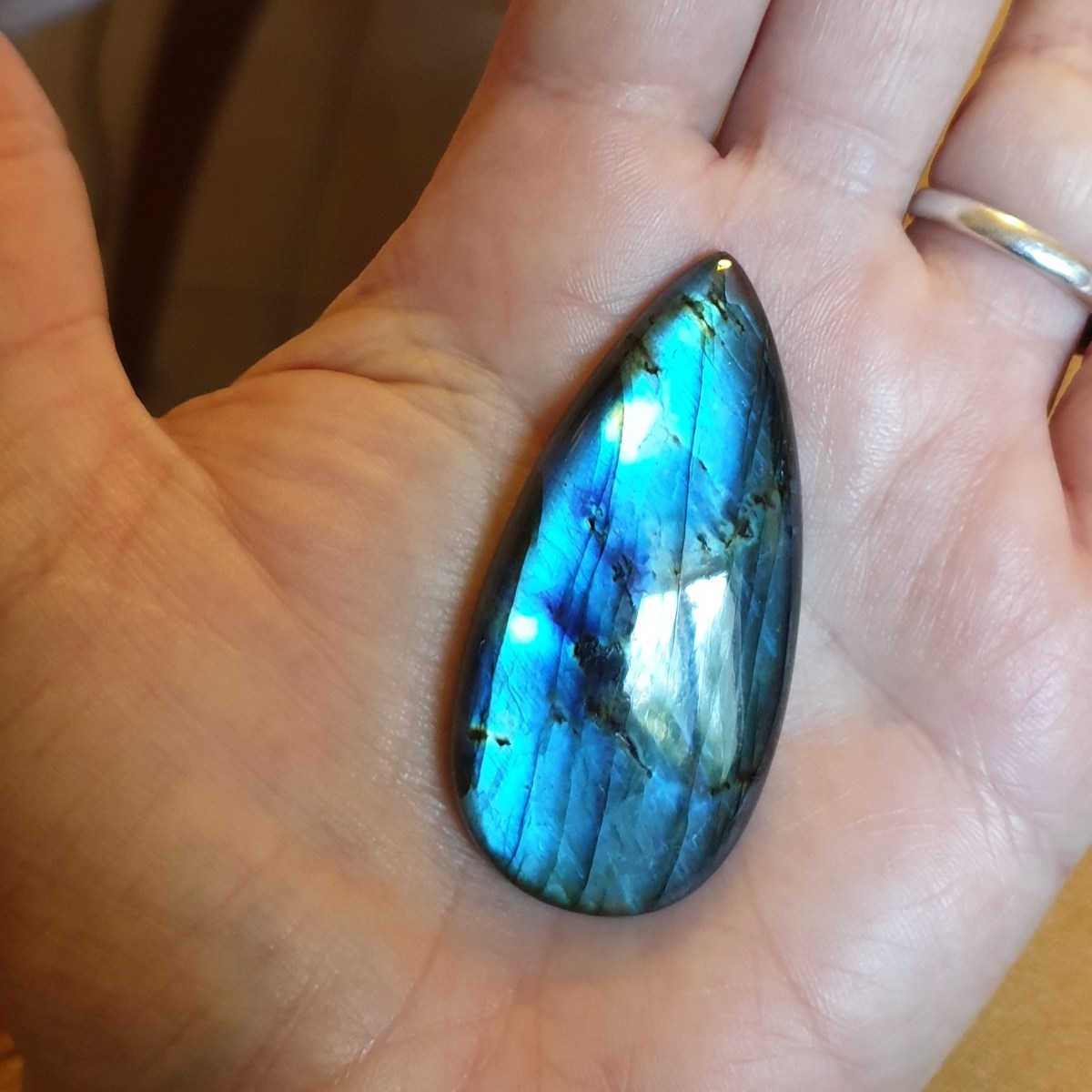 אבן לברדורייט כחול אש לעיצוב שרשרת אישית