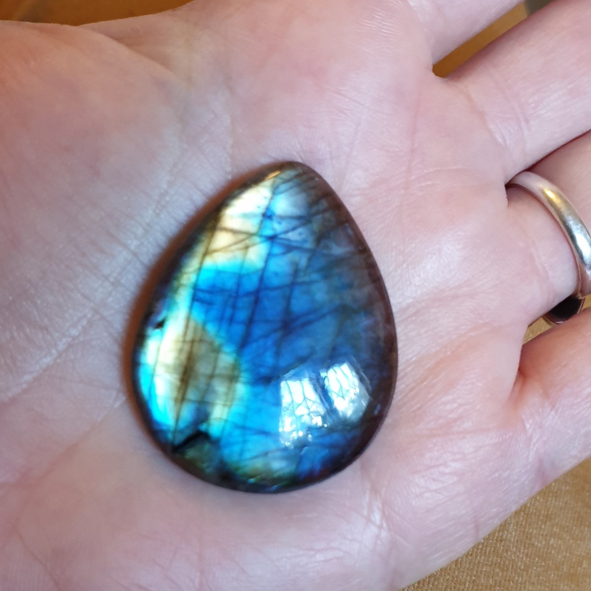 אבן לברדורייט כחול אש לעיצוב שרשרת אישית