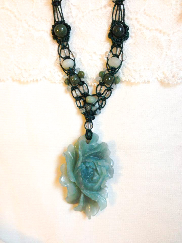 שרשרת אבן אמזונייט תכלת צורת פרח