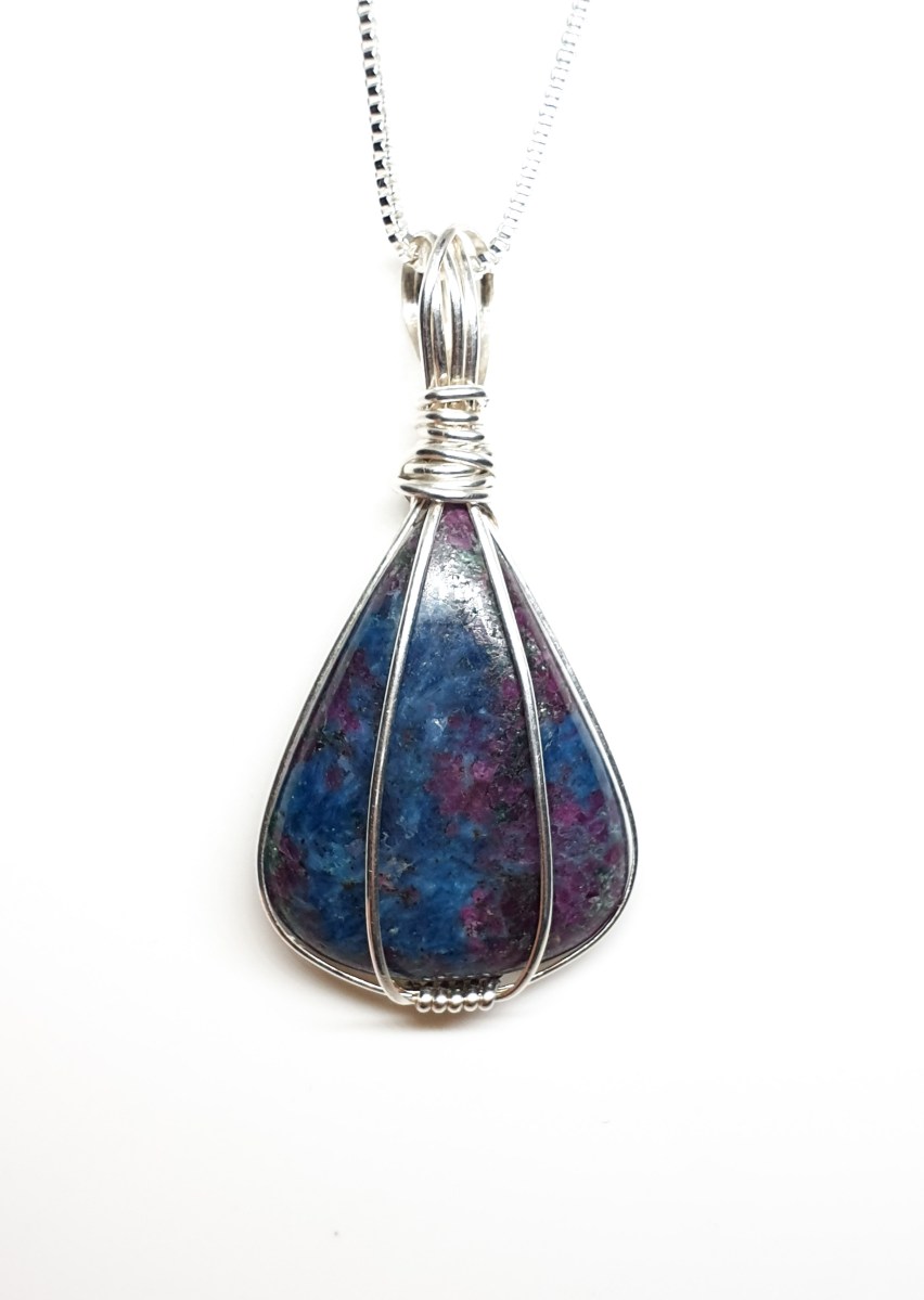 שרשרת אבן רובי קיאנייט נמכרה להזמנת שרשרת דומה