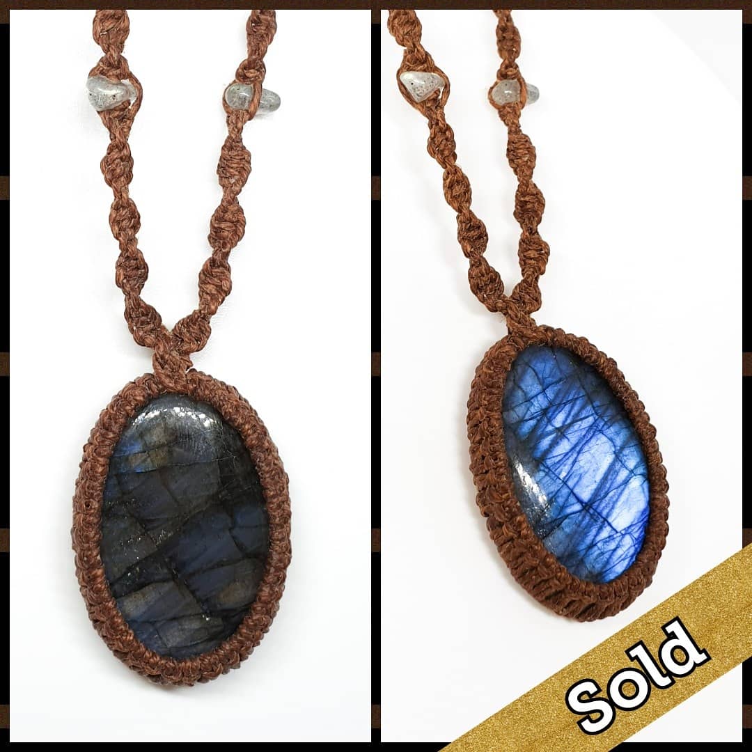 תליון אבן לברדורייט ומקרמה לגבר בהזמנה אישית ומקרמה נמכר.