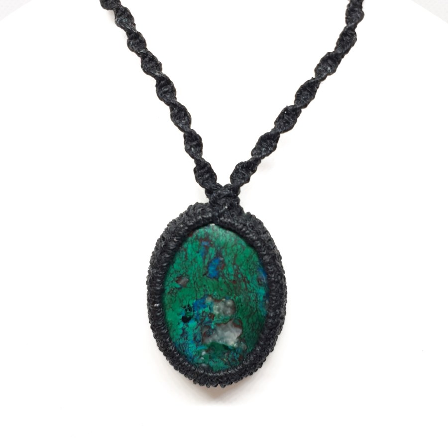 שרשרת אבן קריסוקולה ומקרמה