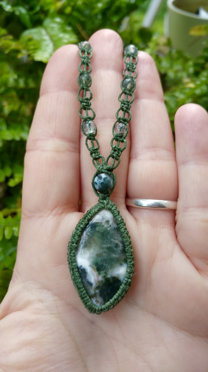 תליון אבן ירוקה לבנה מוס אגת