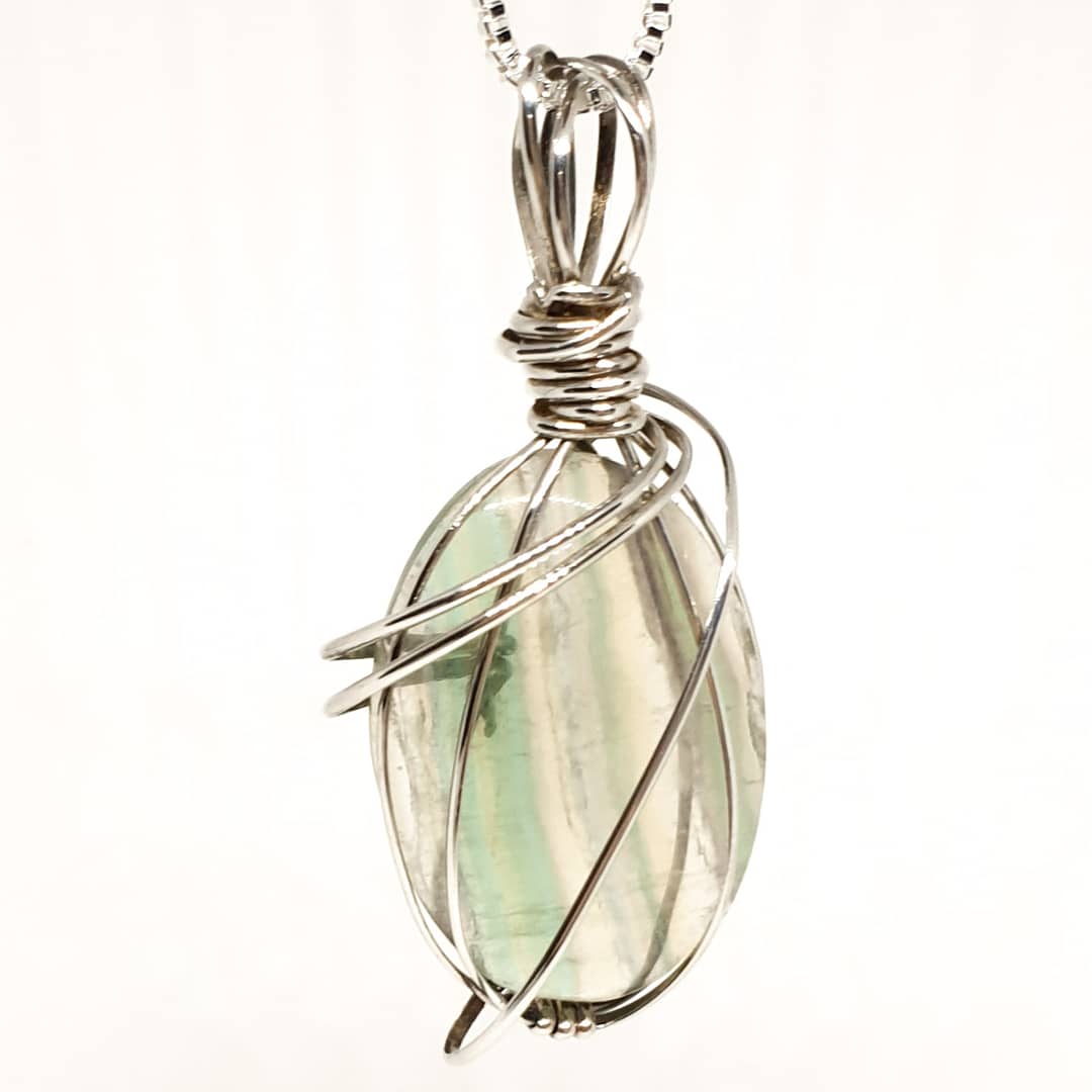 תליון אבן פלואורייט ירוקה בחוטי כסף
