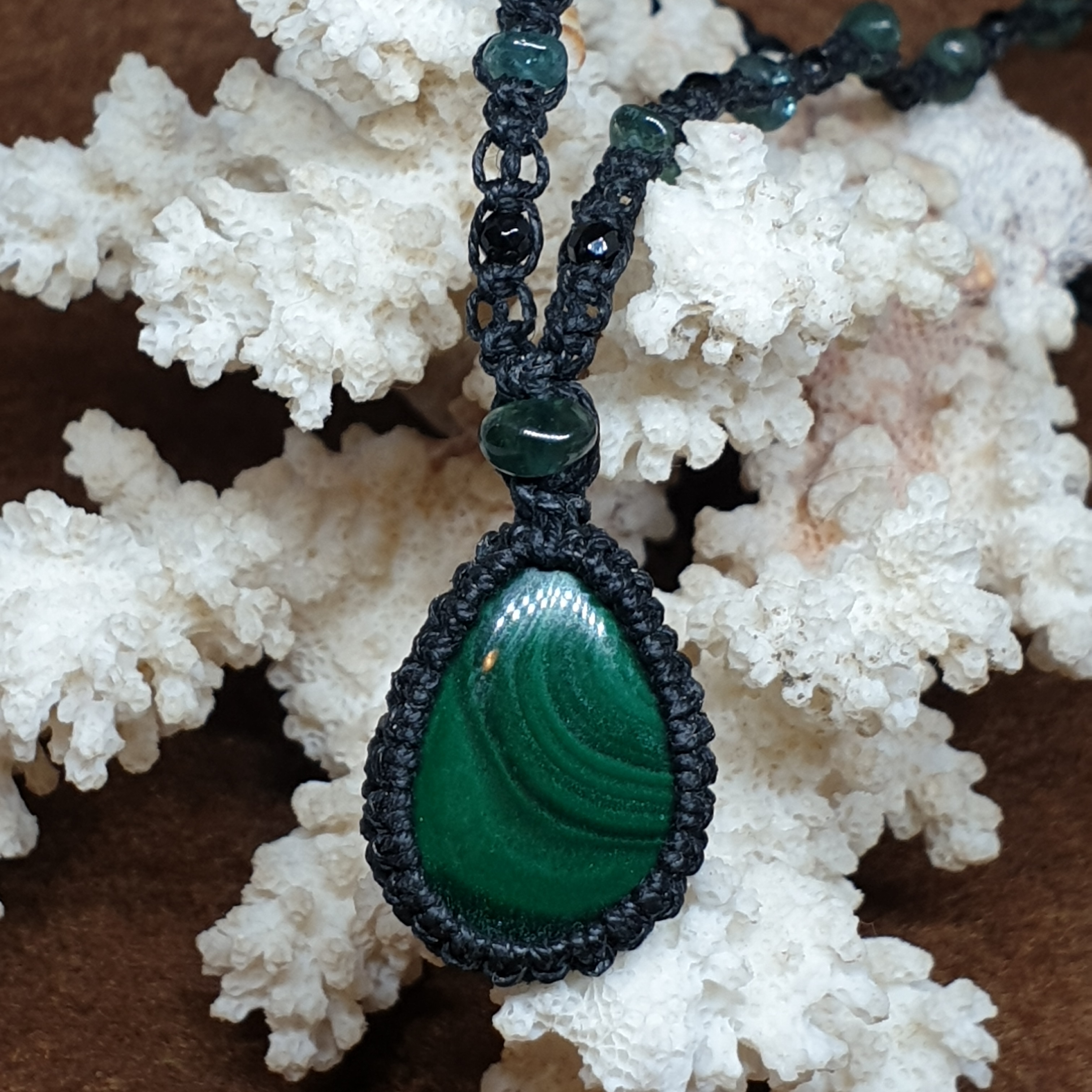 שרשרת מקרמה אבן ירוקה מלכית