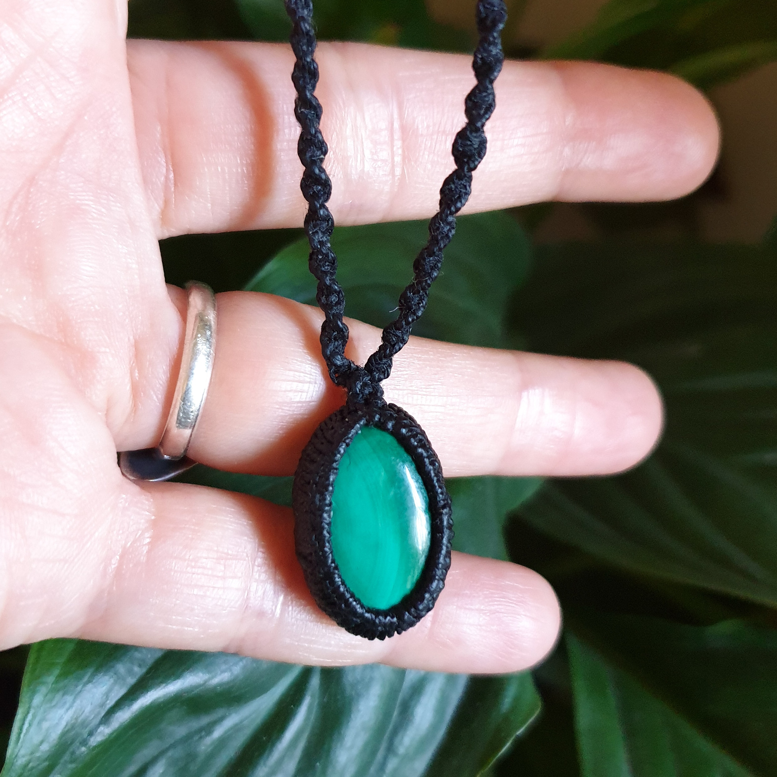 שרשרת מקרמה אבן ירוקה מלכיט נמכרה