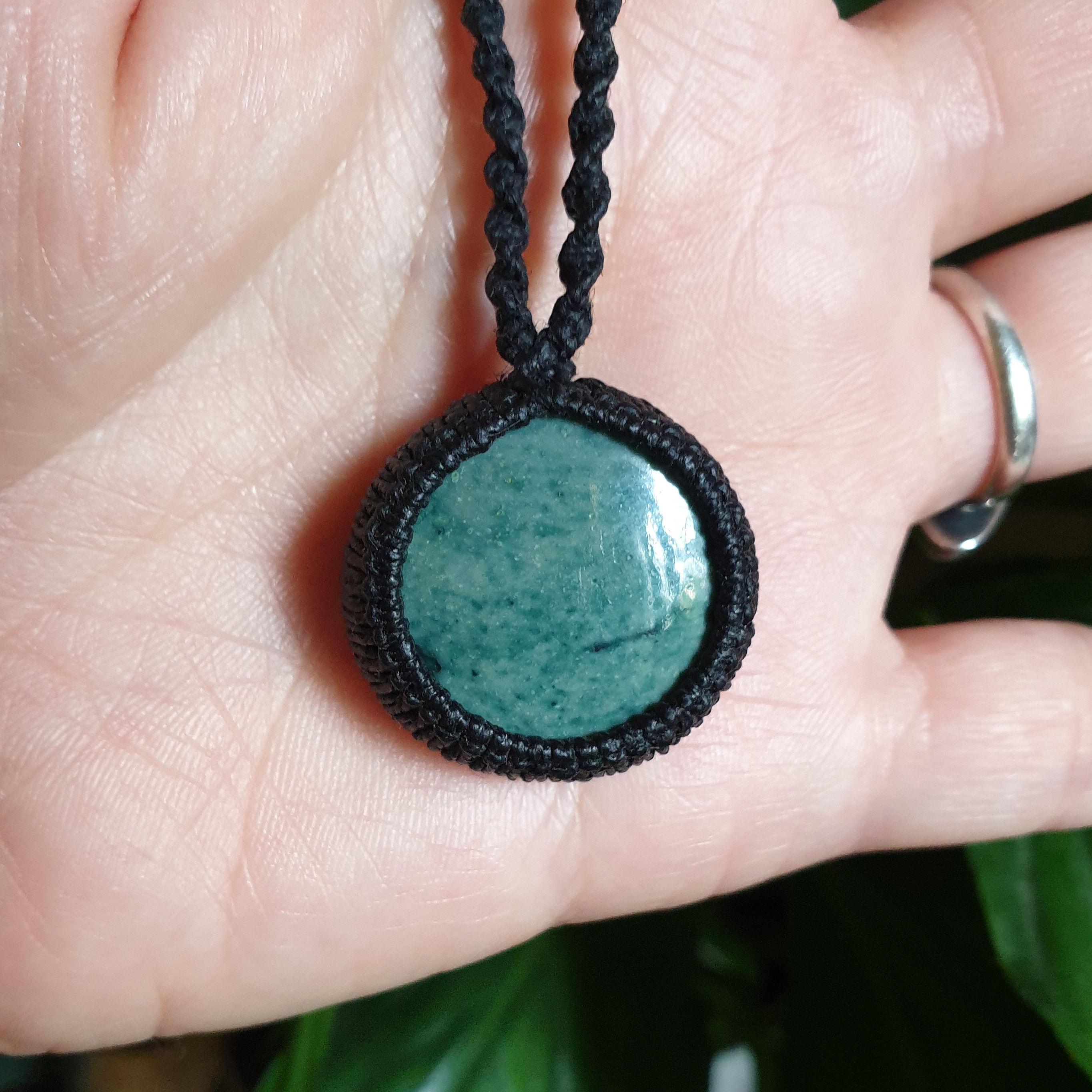 שרשרת מקרמה אבן יקרקרקה לרסונייט (עץ מאובן)