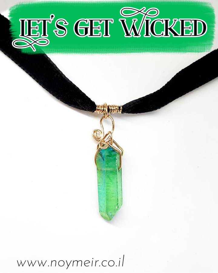 תליון קריסטל אורה קוורץ ירוק בהשראת הדמות של אלפבה מהסרט מרשעת wicked