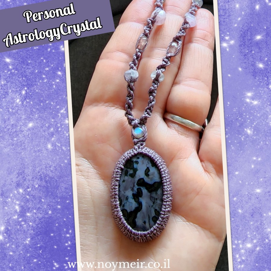 שרשרת אבן אינדיגו גברו מיסטיק מרלינייט וחרוזי אבנים טבעיות שהותאמו לפי מפה אסטרולוגית אישית.