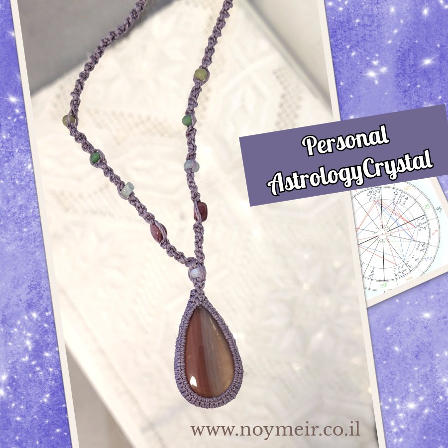 שרשרת אבן קלצדוני וחרוזי אבנים טבעיות שהותאמו לפי מפה אסטרולוגית אישית.