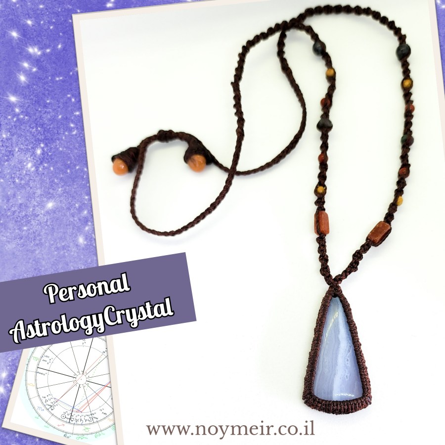 שרשרת בלו לייס אגת וחרוזי אבנים טבעיות שהותאמו לפי מפה אסטרולוגית אישית.