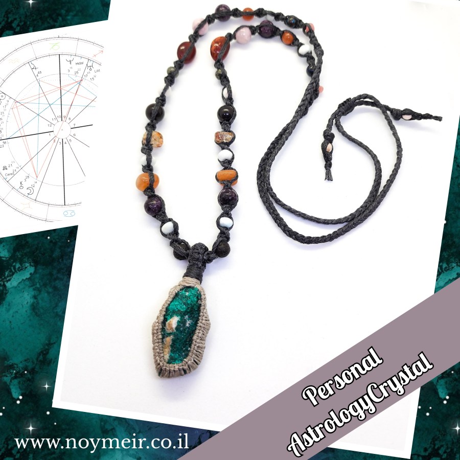 שרשרת קריסטל דיופטייז וחרוזי אבנים טבעיות שהותאמו לפי מפה אסטרולוגית אישית.