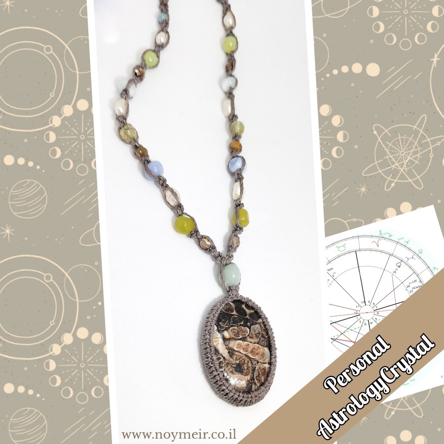 שרשרת אבן אגת טרנטולה עם חרוזי אבנים שהותאמו לפי מפה אסטרולוגית אישית.